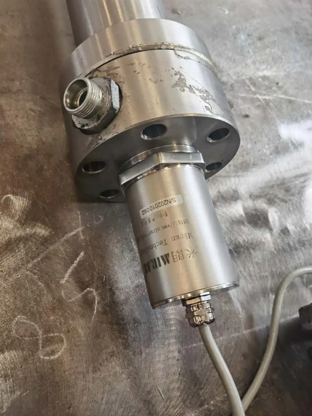 米朗MTL3系列內置高壓式磁致伸縮位移傳感器在液壓油缸上應用